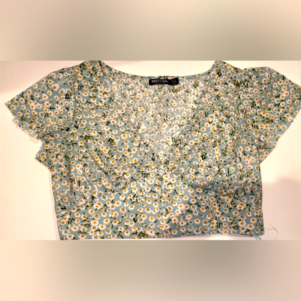 Woman’s Nasty gal collection top, floral.